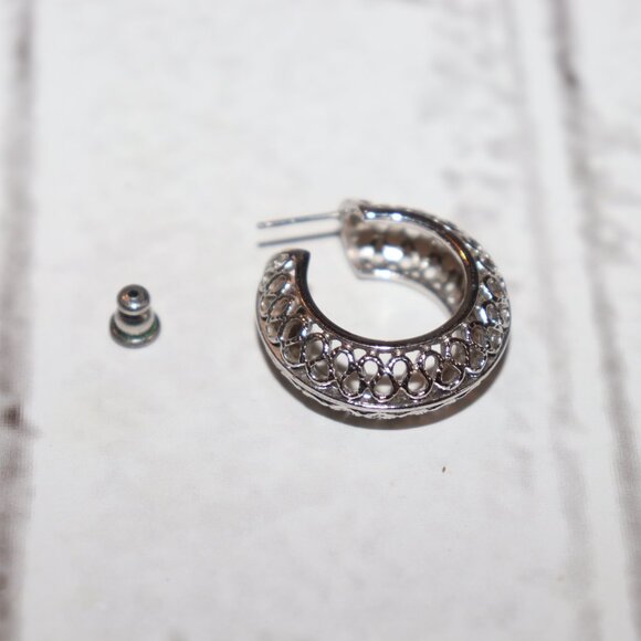 Beautiful silver filigree hoop earrings 1" - Picture 2 of 5